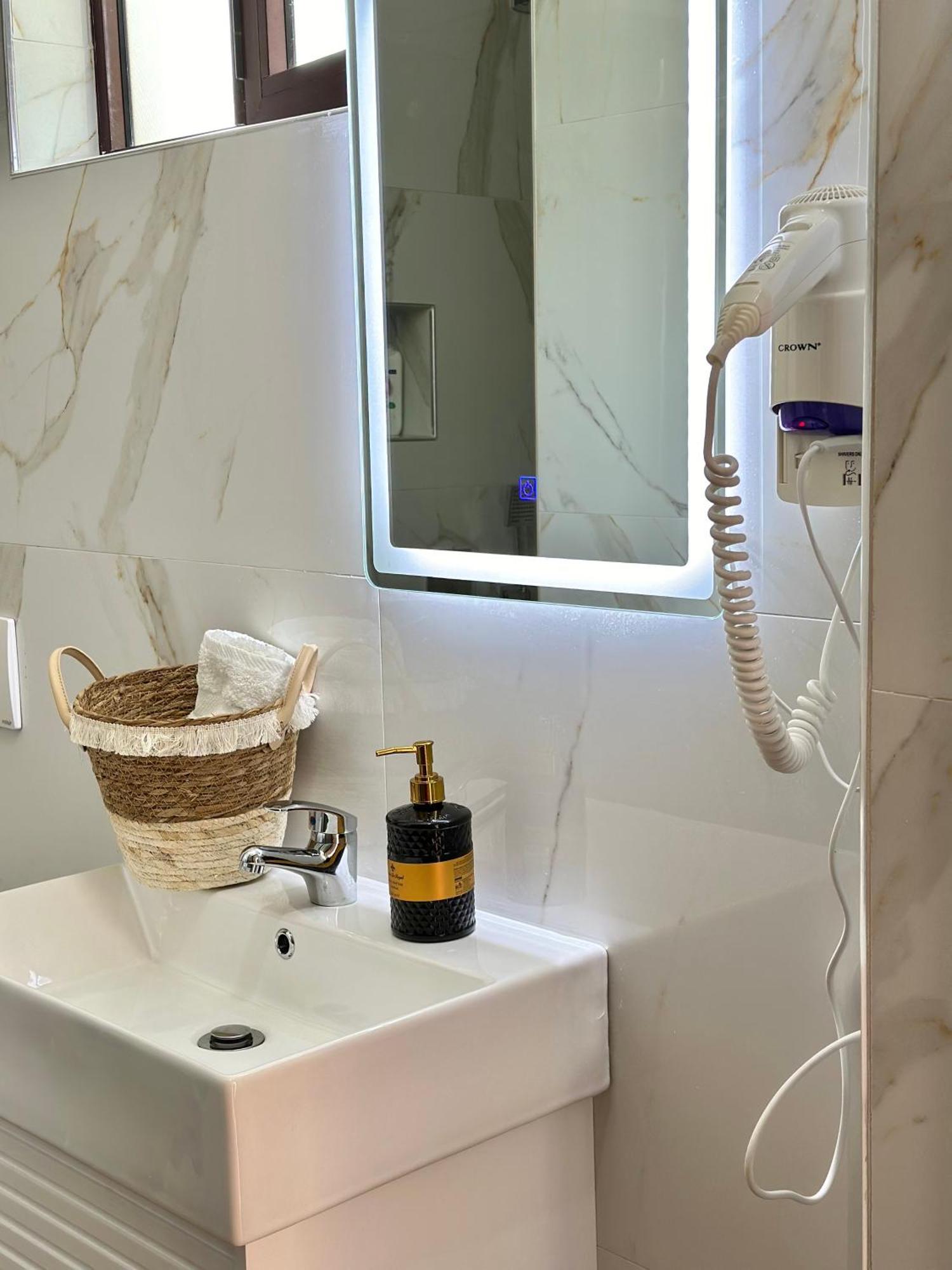 Hotel Imperial Dhërmi エクステリア 写真